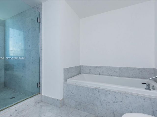 2-bedroom condo for rent in Miami - 244 Biscayne Blvd 502 - MondialRealty