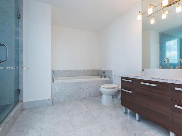 2-bedroom condo for rent in Miami - 244 Biscayne Blvd 502 - MondialRealty