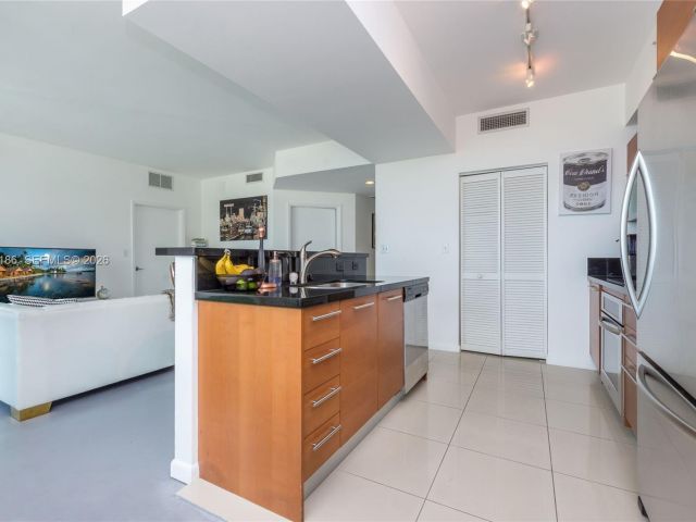 2-bedroom condo for rent in Miami - 244 Biscayne Blvd 502 - MondialRealty