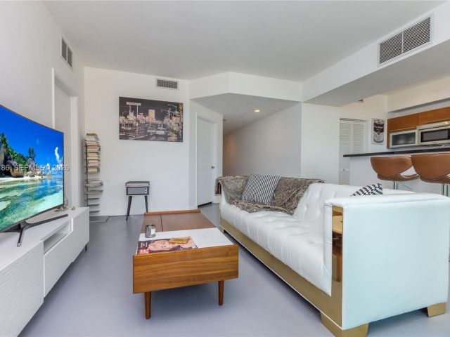 2-bedroom condo for rent in Miami - 244 Biscayne Blvd 502 - MondialRealty