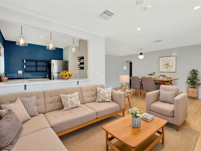 Home for rent at 517 S 19th Ave 517 - photo 7474394