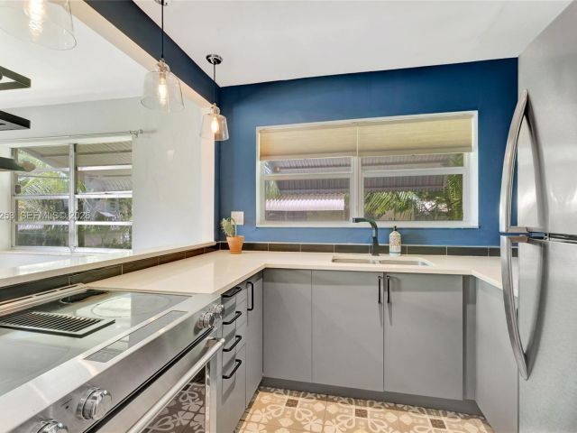 Home for rent at 517 S 19th Ave 517 - photo 7474400