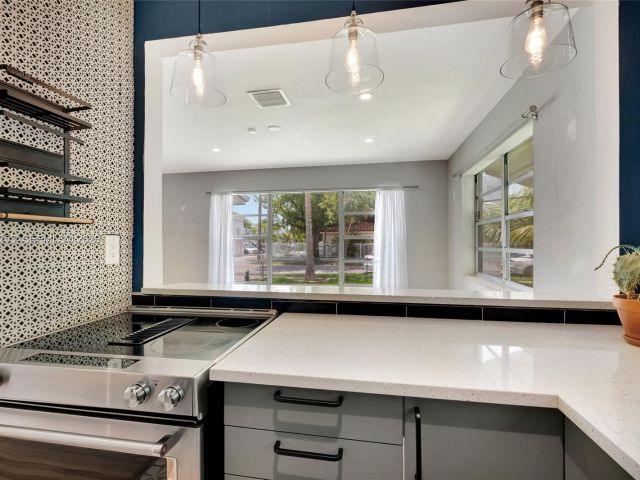 Home for rent at 517 S 19th Ave 517 - photo 7474402