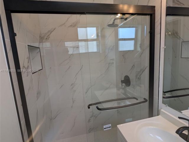 Home for rent at 517 S 19th Ave 517 - photo 7474407