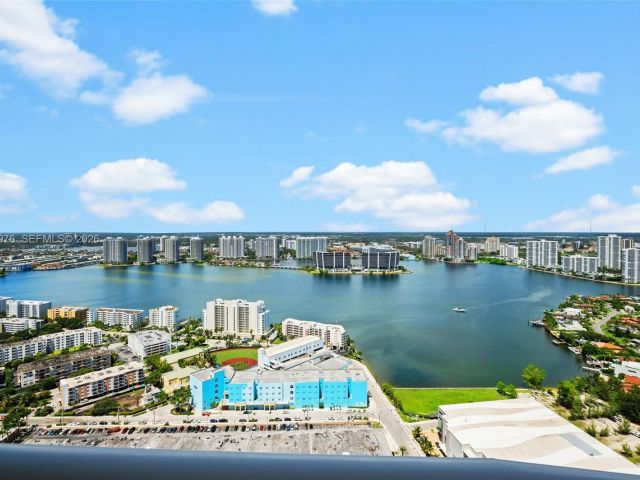 Apartment for sale  Unit #5201 - photo 7345351