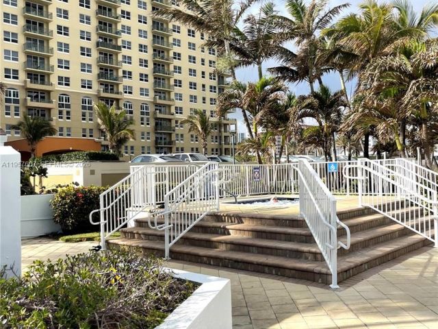 2-bedroom condo for rent in Hallandale Beach -  - MondialRealty