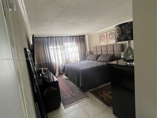 2-bedroom condo for rent in Hallandale Beach -  - MondialRealty