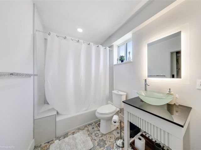 4-bedroom home for rent in Key Biscayne -  - MondialRealty