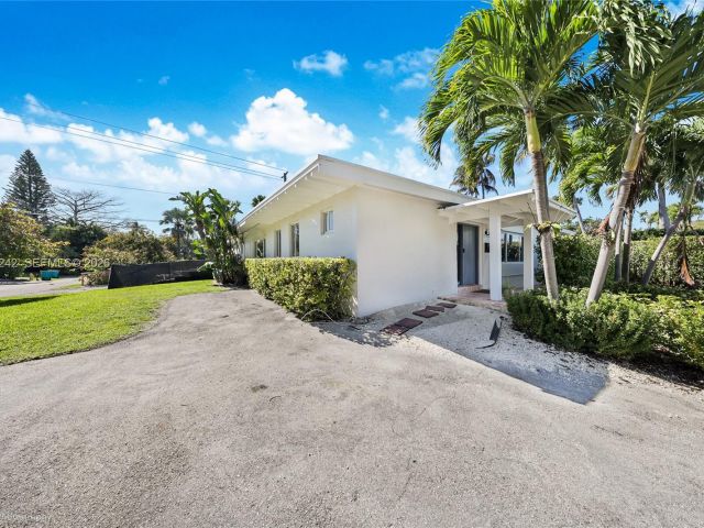 4-bedroom home for rent in Key Biscayne -  - MondialRealty