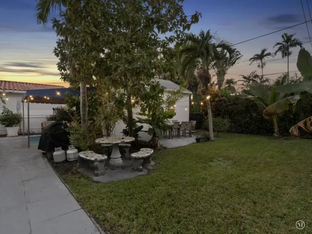 4-bedroom home for rent in Surfside - 9232 Harding Avenue - MondialRealty