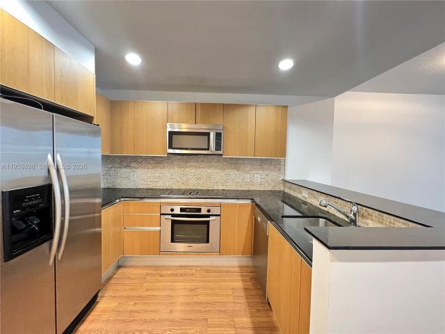 1-bedroom condo for rent in Miami - 1060 Brickell Ave 2513 - MondialRealty