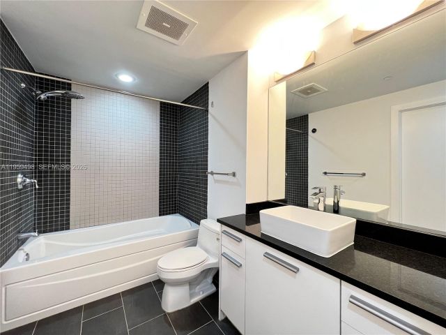 1-bedroom condo for rent in Miami - 1060 Brickell Ave 2513 - MondialRealty