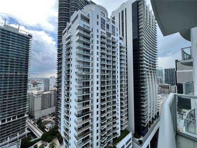 1-bedroom condo for rent in Miami - 1060 Brickell Ave 2513 - MondialRealty
