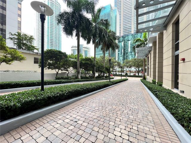 1-bedroom condo for rent in Miami - 1060 Brickell Ave 2513 - MondialRealty