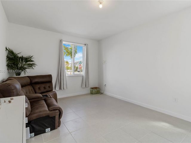 4-bedroom home for rent in Homestead - 760 SE 13th Ct - MondialRealty