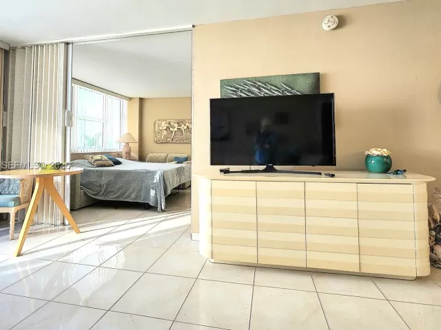 2-bedroom condo for sale in Hallandale Beach - 2030 S Ocean Dr 823 - MondialRealty