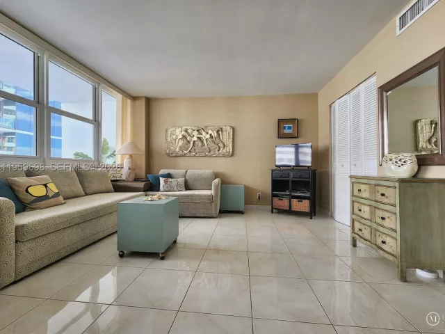2-bedroom condo for sale in Hallandale Beach - 2030 S Ocean Dr 823 - MondialRealty