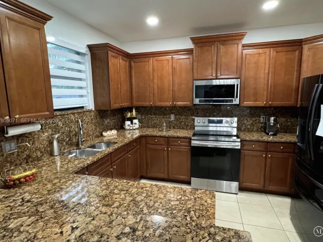 3-bedroom home for rent in Doral - 8905 NW 98th Ave 8905 - MondialRealty