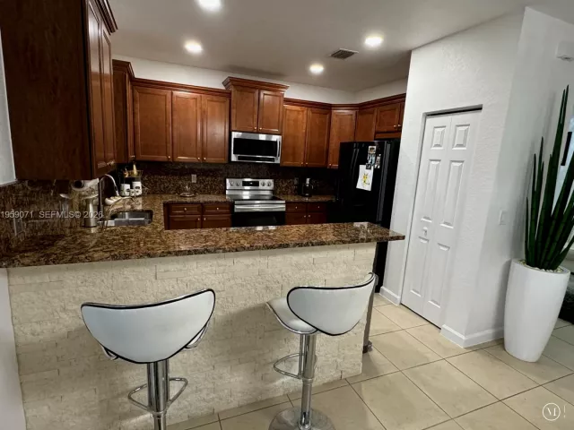3-bedroom home for rent in Doral - 8905 NW 98th Ave 8905 - MondialRealty