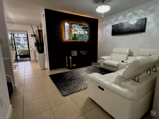 3-bedroom home for rent in Doral - 8905 NW 98th Ave 8905 - MondialRealty