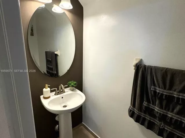 3-bedroom home for rent in Doral - 8905 NW 98th Ave 8905 - MondialRealty