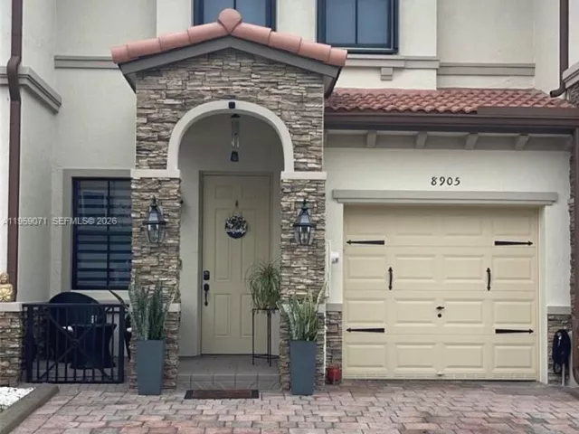 3-bedroom home for rent in Doral - 8905 NW 98th Ave 8905 - MondialRealty