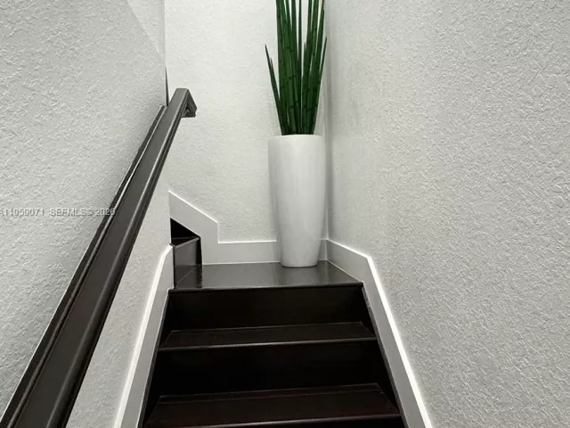 3-bedroom home for rent in Doral - 8905 NW 98th Ave 8905 - MondialRealty