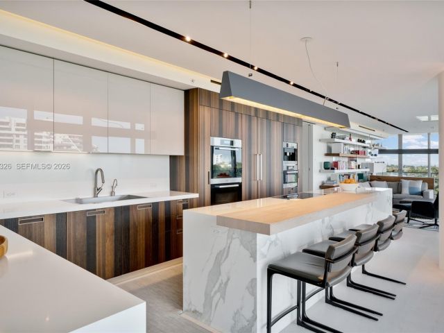 4-bedroom condo for sale in Key Biscayne - 350 Ocean Dr 701N - MondialRealty