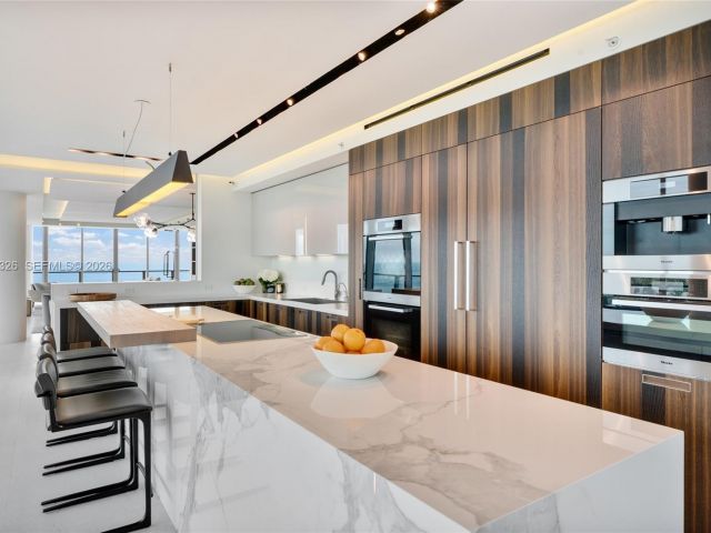 4-bedroom condo for sale in Key Biscayne - 350 Ocean Dr 701N - MondialRealty