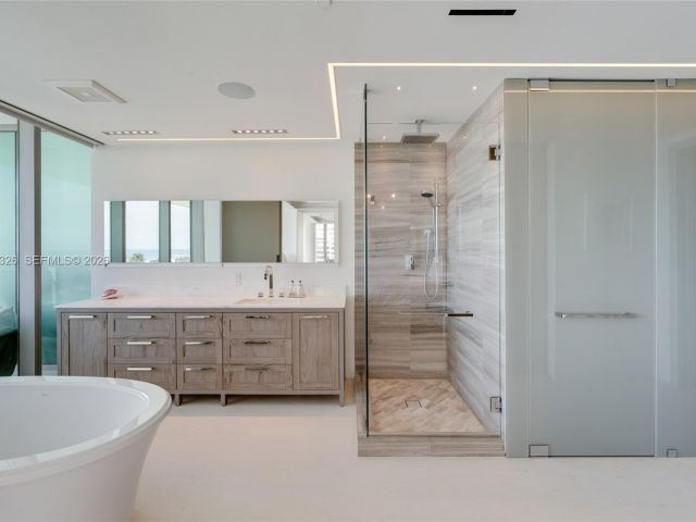 4-bedroom condo for sale in Key Biscayne - 350 Ocean Dr 701N - MondialRealty