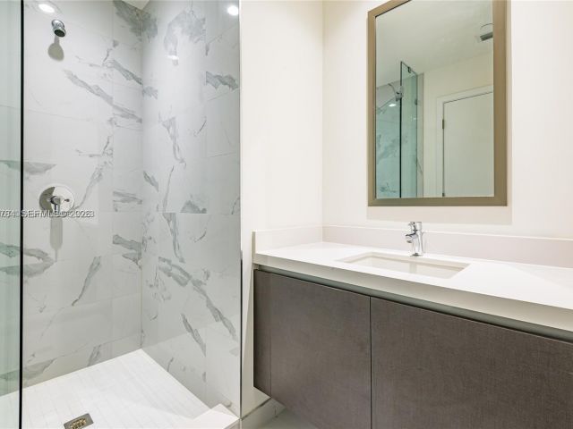 Apartment for rent  Unit #2100 - photo 7350836