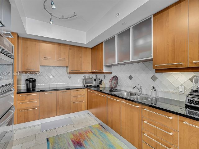 3-bedroom condo for sale in Hollywood - 3101 S OCEAN 1802 - MondialRealty