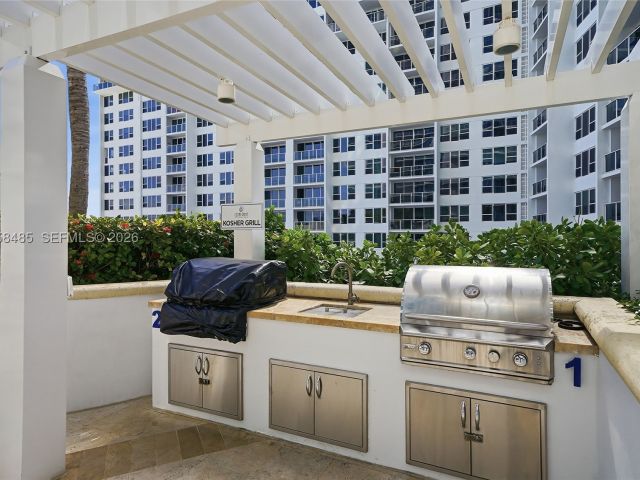 3-bedroom condo for sale in Hollywood - 3101 S OCEAN 1802 - MondialRealty
