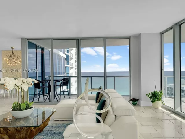 3-bedroom condo for sale in Hollywood - 3101 S OCEAN 1802 - MondialRealty