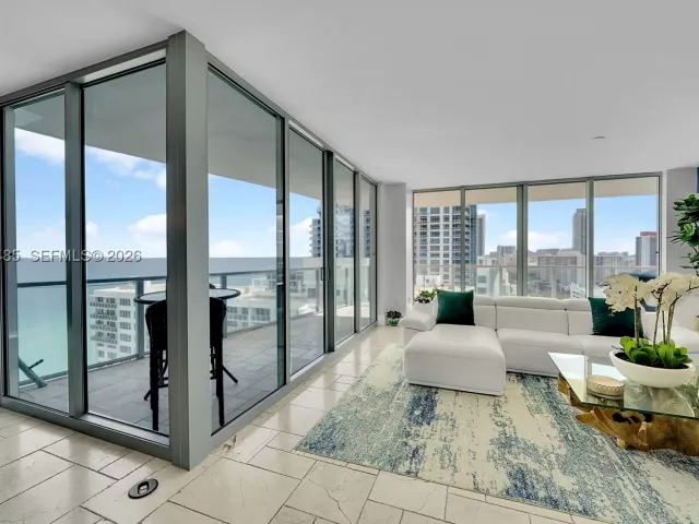 3-bedroom condo for sale in Hollywood - 3101 S OCEAN 1802 - MondialRealty