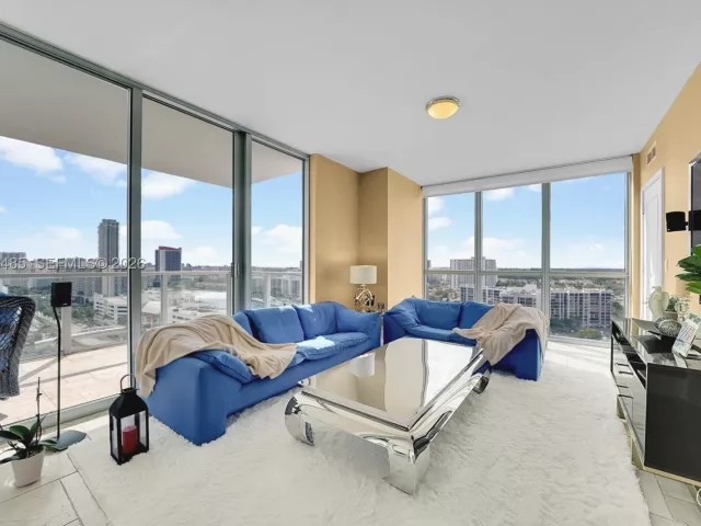 3-bedroom condo for sale in Hollywood - 3101 S OCEAN 1802 - MondialRealty