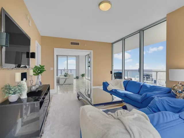 3-bedroom condo for sale in Hollywood - 3101 S OCEAN 1802 - MondialRealty