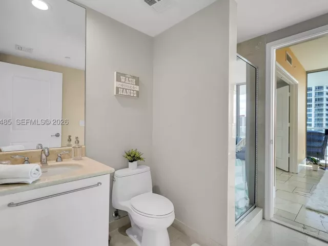 3-bedroom condo for sale in Hollywood - 3101 S OCEAN 1802 - MondialRealty