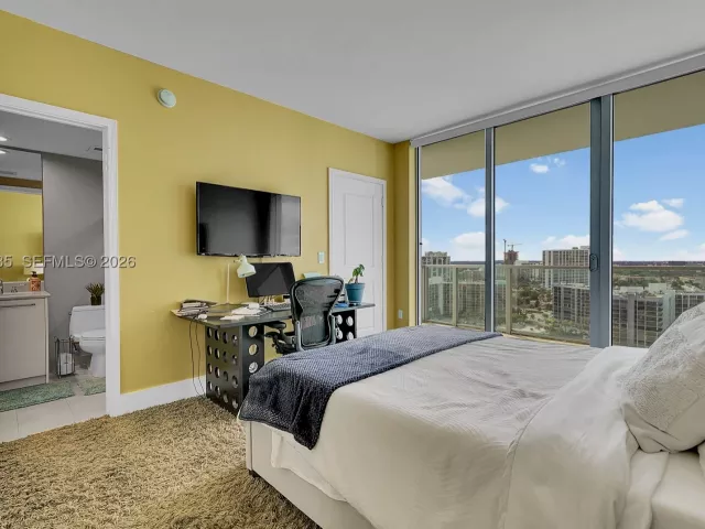3-bedroom condo for sale in Hollywood - 3101 S OCEAN 1802 - MondialRealty