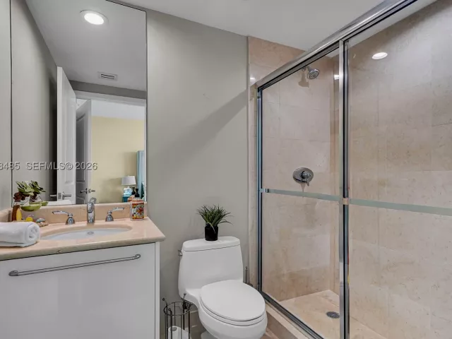 3-bedroom condo for sale in Hollywood - 3101 S OCEAN 1802 - MondialRealty