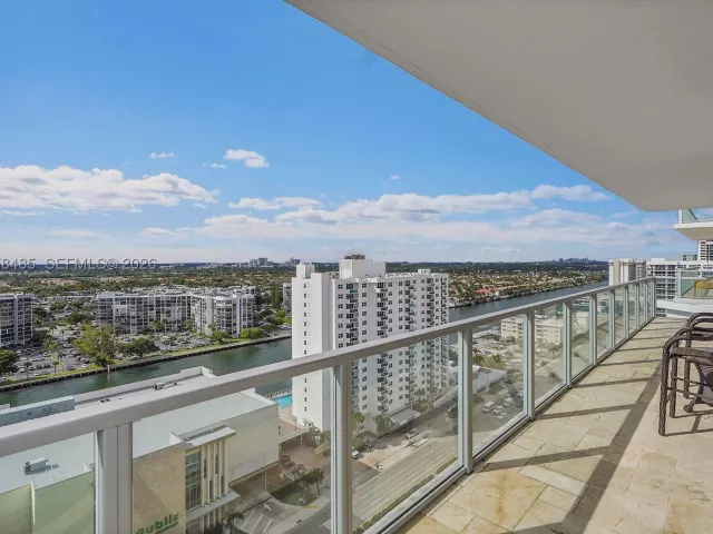3-bedroom condo for sale in Hollywood - 3101 S OCEAN 1802 - MondialRealty