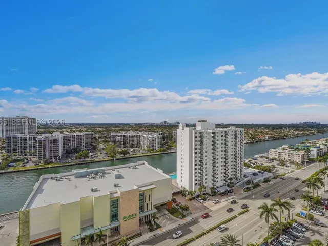 3-bedroom condo for sale in Hollywood - 3101 S OCEAN 1802 - MondialRealty
