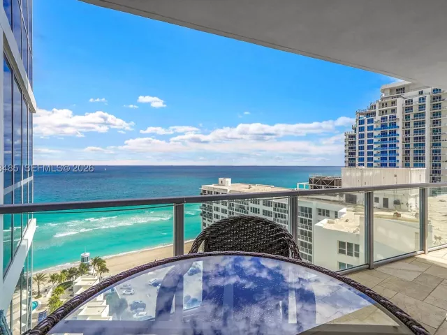 3-bedroom condo for sale in Hollywood - 3101 S OCEAN 1802 - MondialRealty