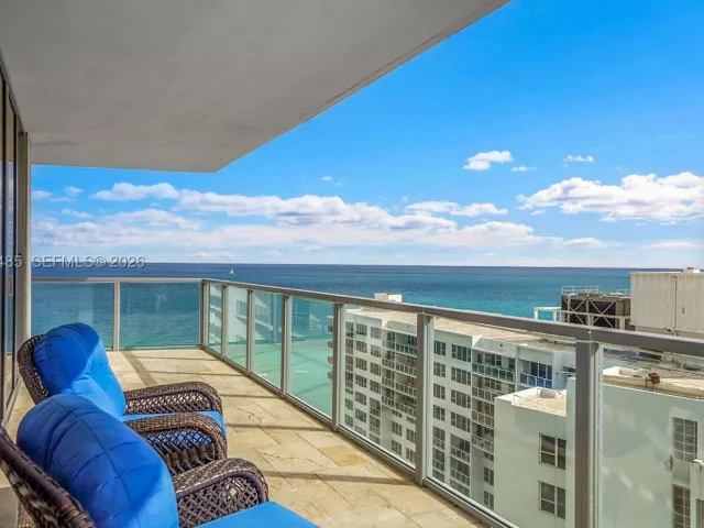 3-bedroom condo for sale in Hollywood - 3101 S OCEAN 1802 - MondialRealty