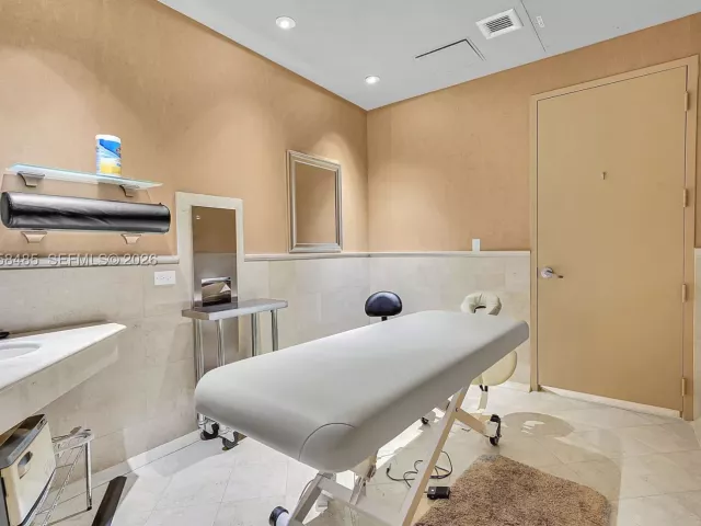 3-bedroom condo for sale in Hollywood - 3101 S OCEAN 1802 - MondialRealty