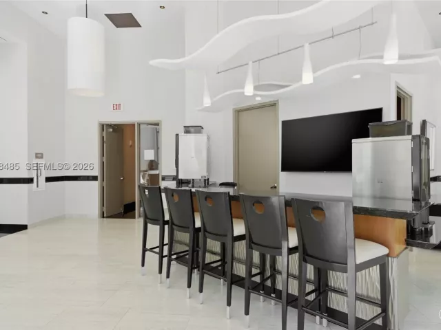3-bedroom condo for sale in Hollywood - 3101 S OCEAN 1802 - MondialRealty