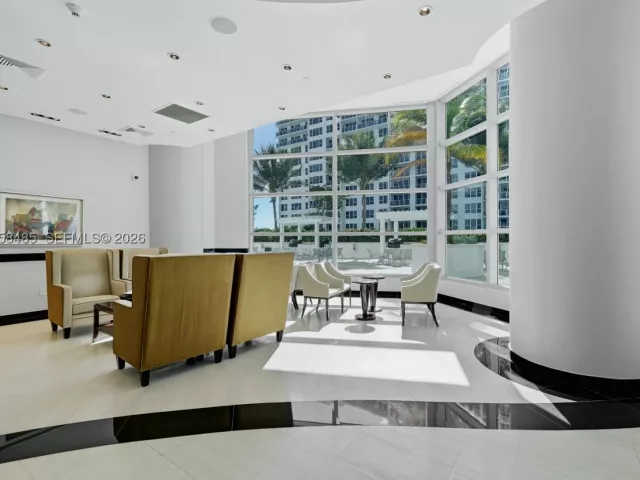 3-bedroom condo for sale in Hollywood - 3101 S OCEAN 1802 - MondialRealty