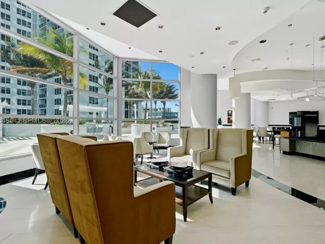 3-bedroom condo for sale in Hollywood - 3101 S OCEAN 1802 - MondialRealty