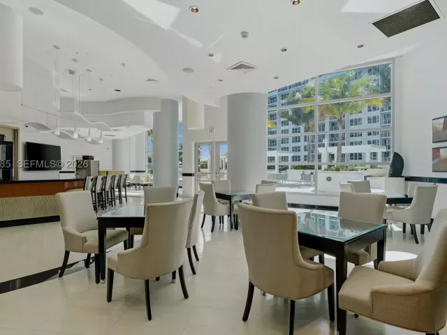 3-bedroom condo for sale in Hollywood - 3101 S OCEAN 1802 - MondialRealty