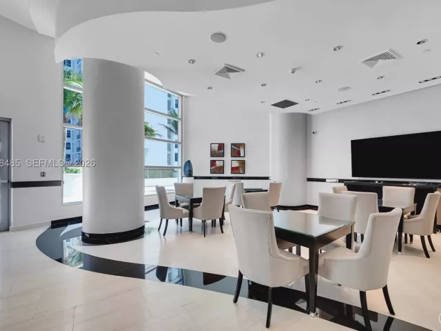3-bedroom condo for sale in Hollywood - 3101 S OCEAN 1802 - MondialRealty